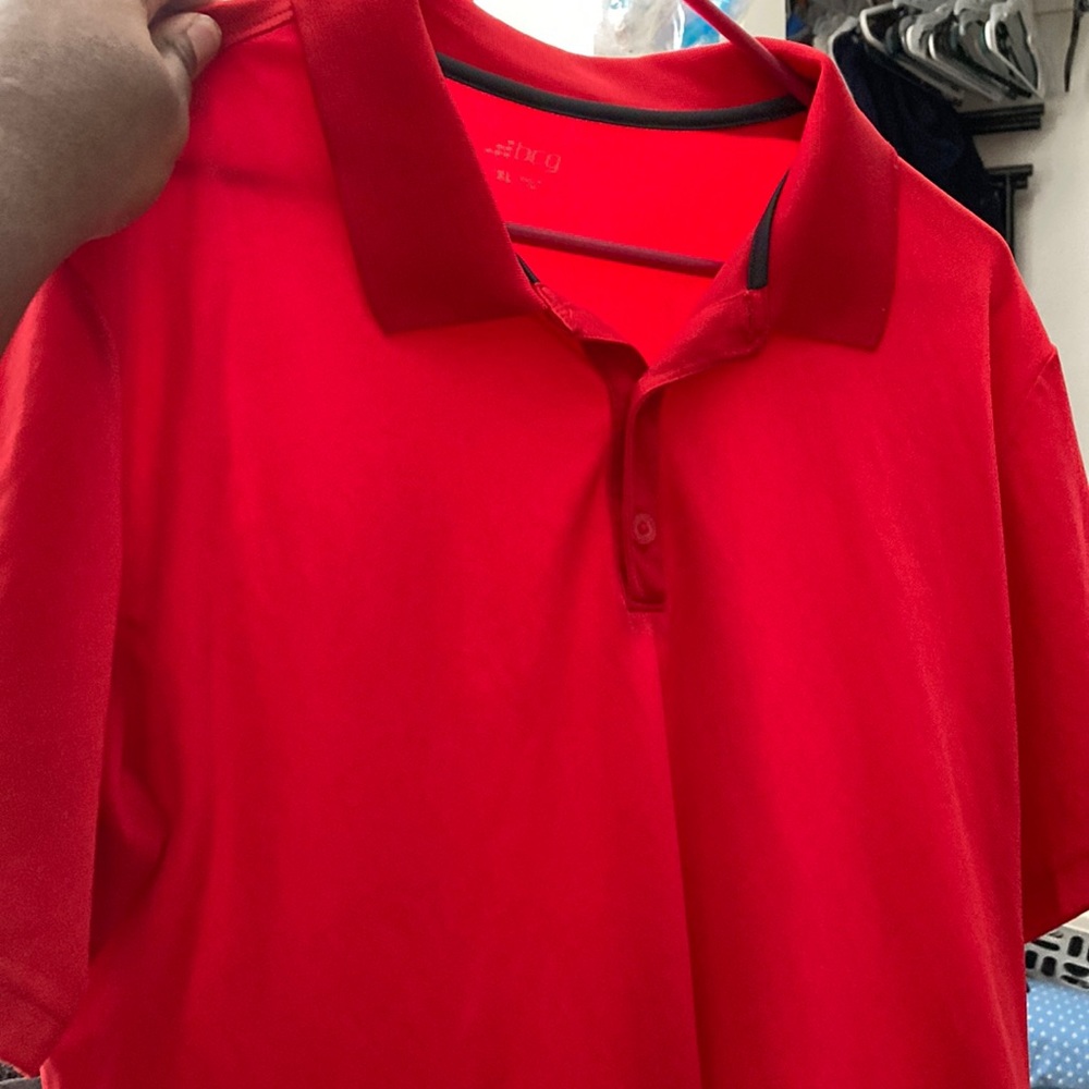 hi i am selling this XL shirt. I have wore it twice and never wore it again.